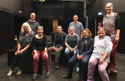 23 juni. Theatergroep WirWar presenteert ‘De Hoofdzaak’ in Apeldoorn.